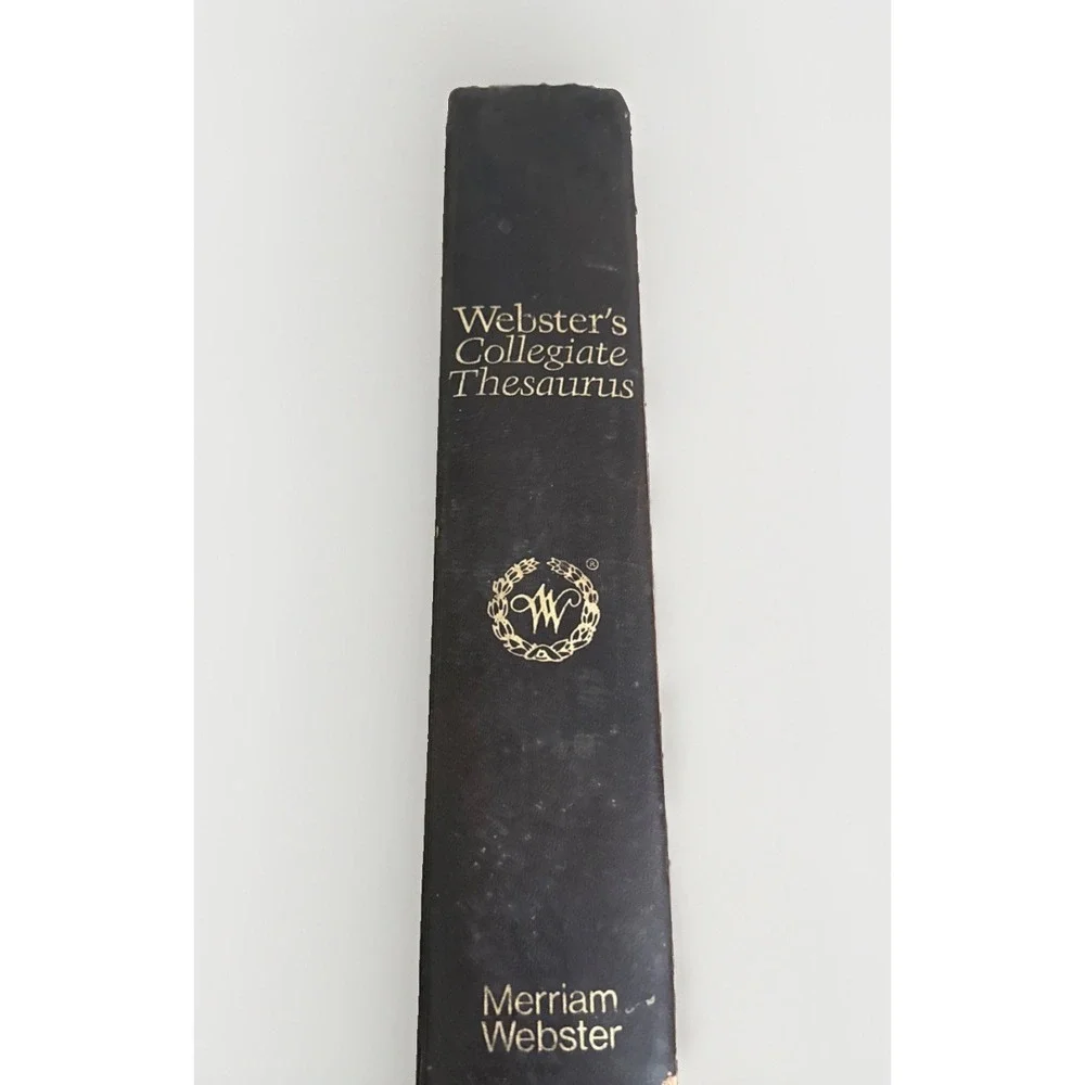 Vintage Websters Collegiate Thesaurus. A Merriam Webster Copyright 1976. Leather